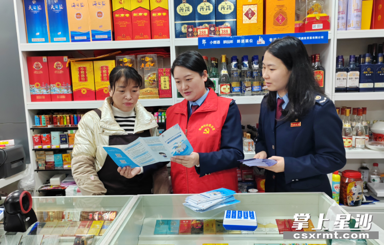图为社区志愿者和县国税局志愿者走访门店宣传税收政策。星沙街道供图
