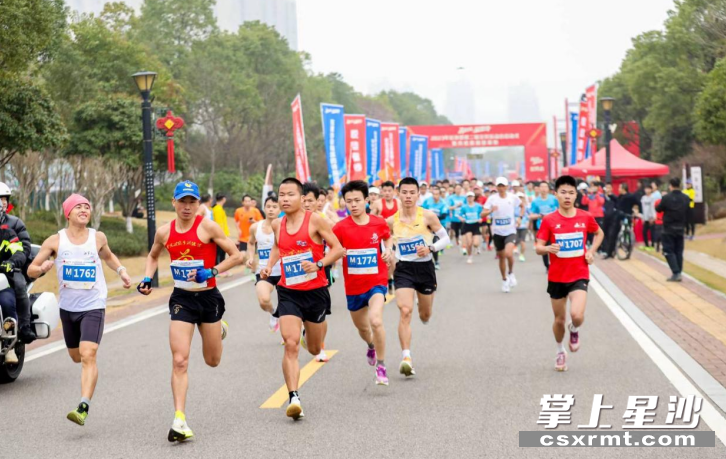 奋力奔跑的选手们。李杰 摄