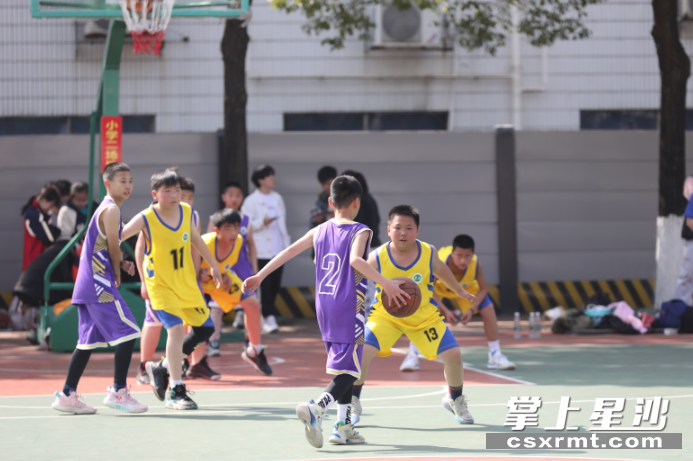 小学生决赛现场，比赛双方攻势来开，氛围热烈。