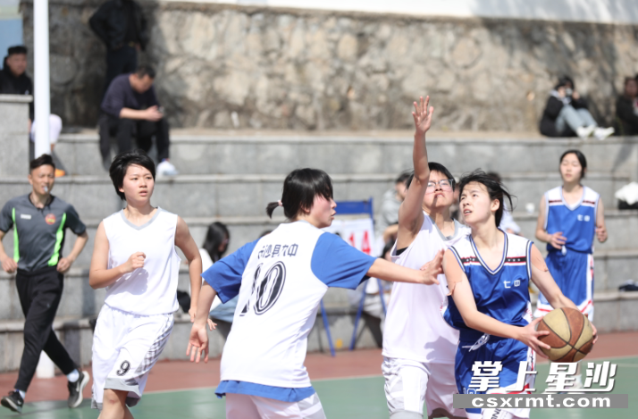 高中女子篮球决赛现场，防守环节扣人心弦。