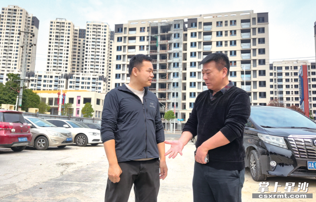 长沙县人大代表王京（左）在花园新城片区项目现场了解进度。宋彬彬 摄