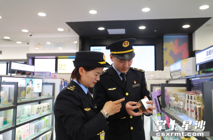 万象汇一家化妆品店里，市监局工作人员在抽样检查产品信息。尹理 摄