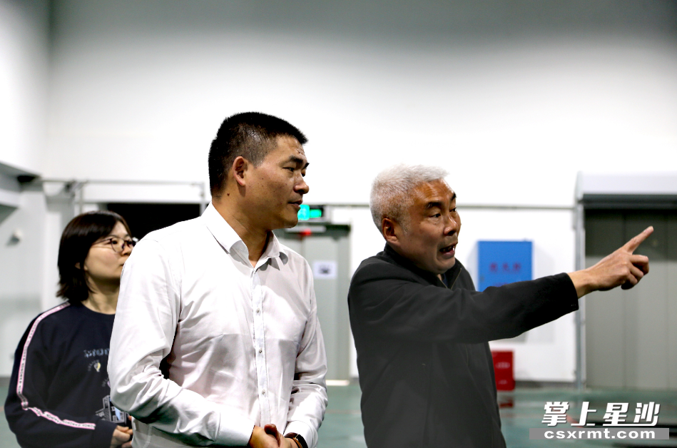 长沙县黄兴镇党委书记张韧一行走访调研预制菜产业园区。 易旭 摄