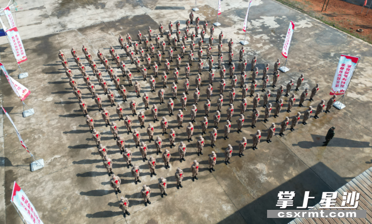 长沙县人武部组织2023年上半年新兵入伍欢送仪式现场。均为宋彬彬 摄