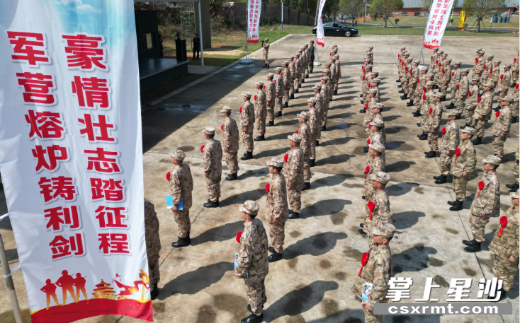 新兵们手捧兵书，认真聆听。