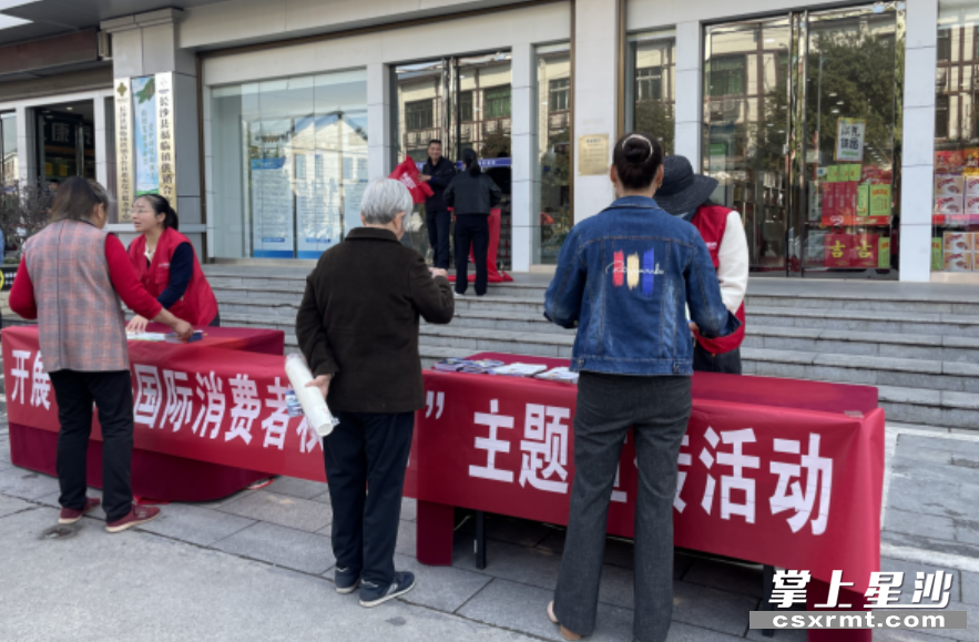 展台前，不少群众在咨询有关法律问题。均为福临镇 供图