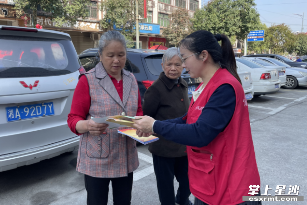 工作人员走上街头，为群众讲解有关法律法规。