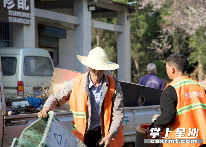 图为清洁工人整治集镇垃圾。
