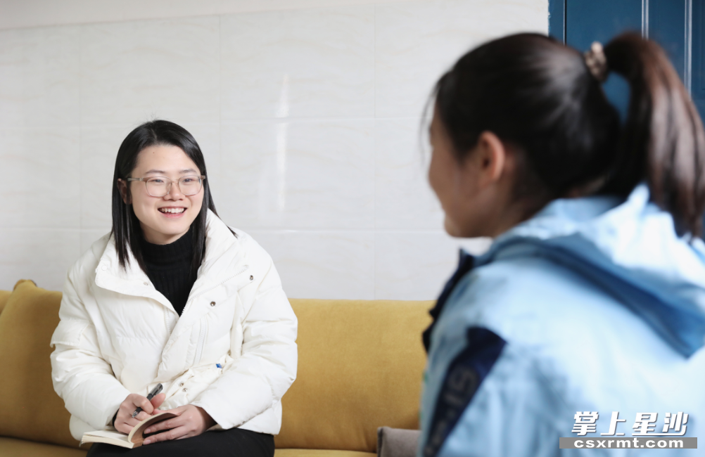 在长沙县百熙实验学校（初中部），心理健康老师给学生做心理辅导。李杰 摄