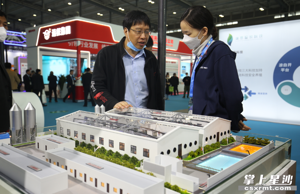现场展商围绕养殖基地模型演示进行介绍。