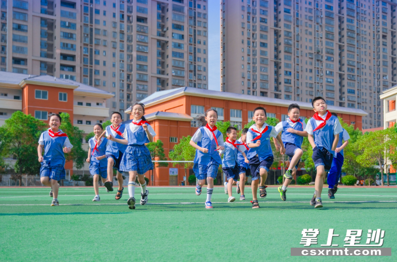 课间，湘龙小学的学生们开心地在校园操场奔跑。章帝 摄