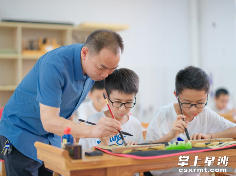 百熙中学课后延时服务“营养餐”内容丰富，包涵34类课程、51个兴趣班，涉及红色文化、体育锻炼、心理建设、国防教育、应急安全等方面。 章帝 摄