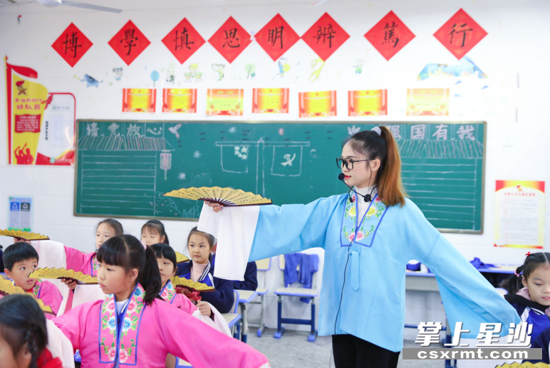 中南小学以戏曲文化学习为载体，帮助学生获得良好的情感体验，促进学生个性化发展。 李杰 摄