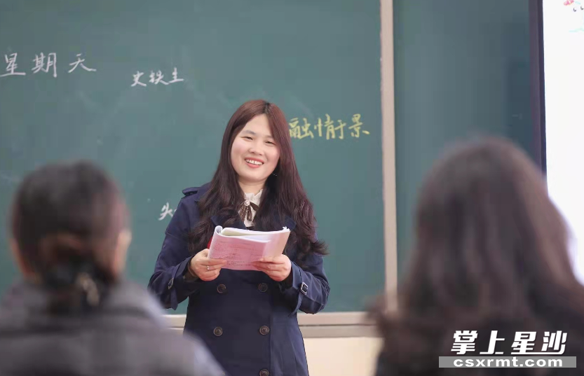 小学组比赛现场，师傅对徒弟授课内容进行点评。