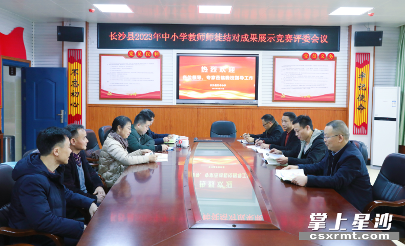 赛前，评委组织举行会议，商讨比赛注意事项。均为李杰 摄