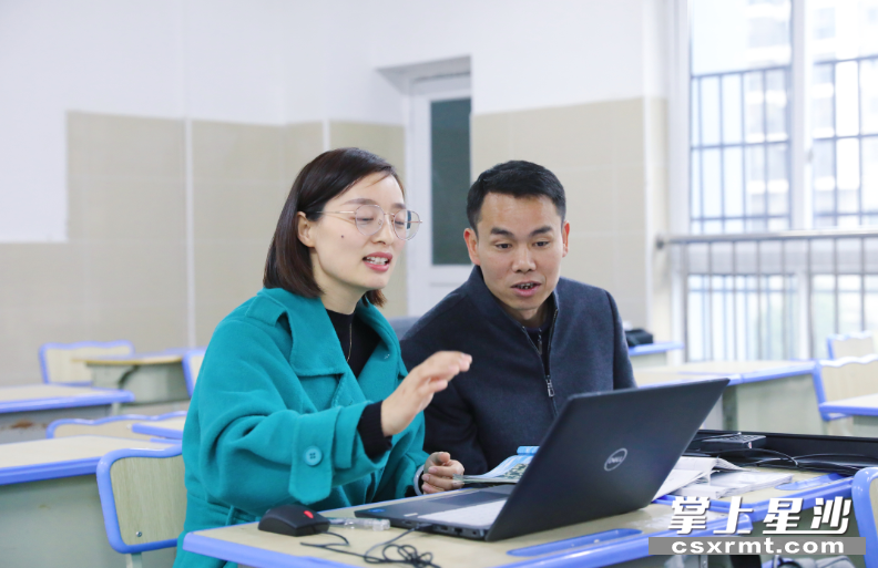周绿和孔宏交流比赛内容。