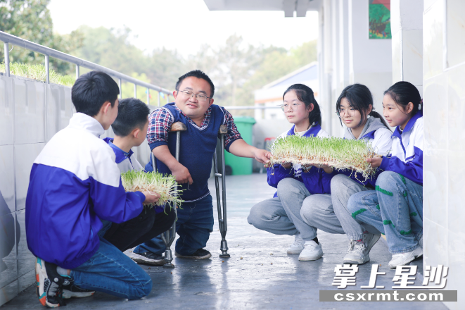 朱柱和学生交流豆芽种植。均为李杰 摄