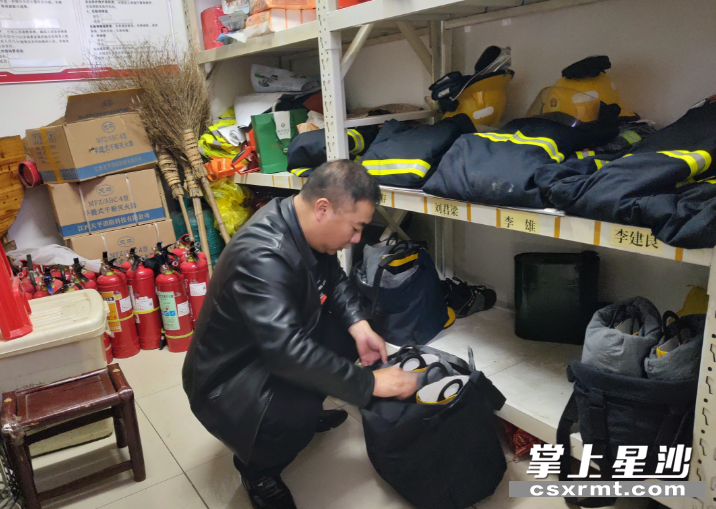李存在整理消防设备。