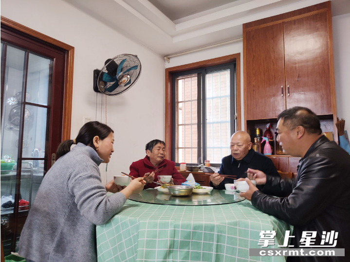 李存一家在开心地吃饭。均为宋彬彬 摄