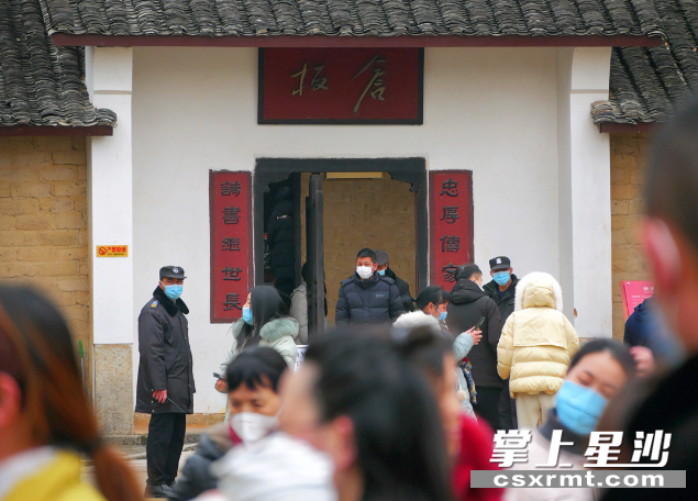 开慧故居前游人如织。均为张庆摄。