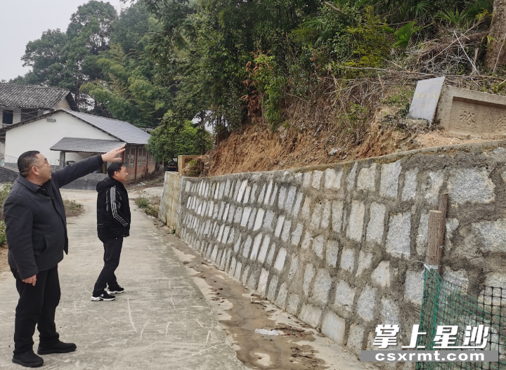 检查组对开慧镇墓葬类文物点进行清明节前文物安全专项检查。长沙县文化保护和传承中心供图