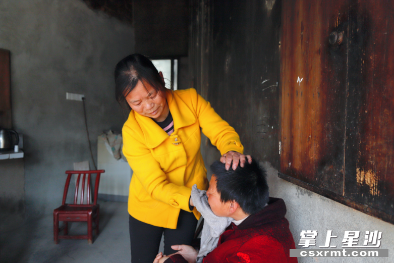 图为陈淑梅照顾妹妹陈菊梅。张庆 摄