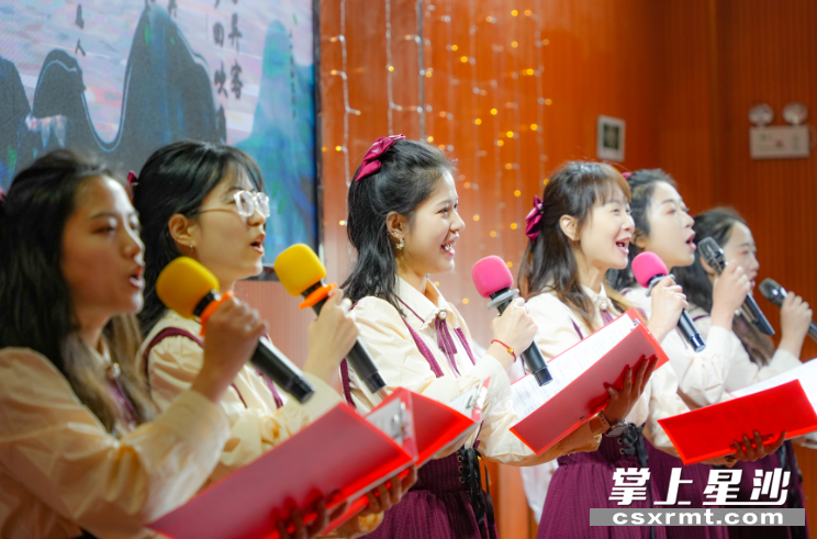 花园小学青年教师们在舞台上朗诵。均为学校供图