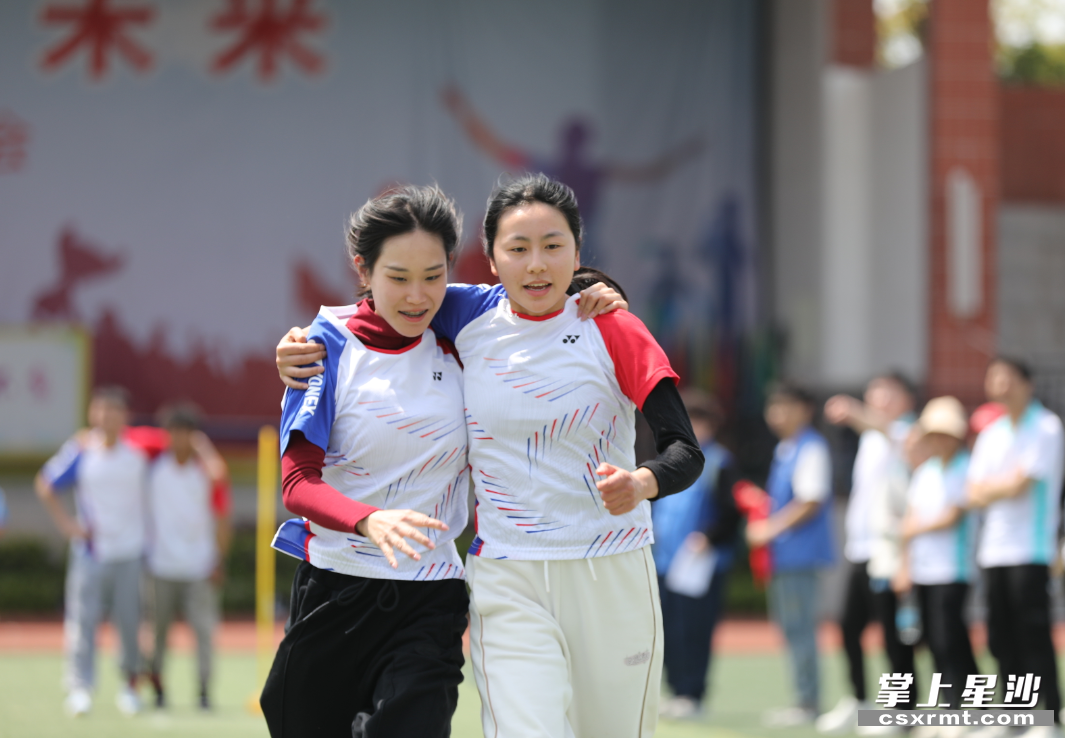 两人三足，彰显默契。李杰 摄