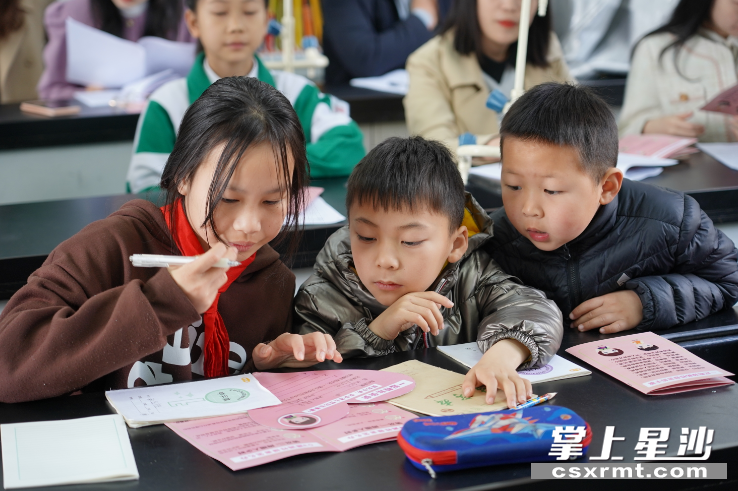 学生们认真完成课上活动。均为学校供图 学生们认真完成课上活动。均为学校供图