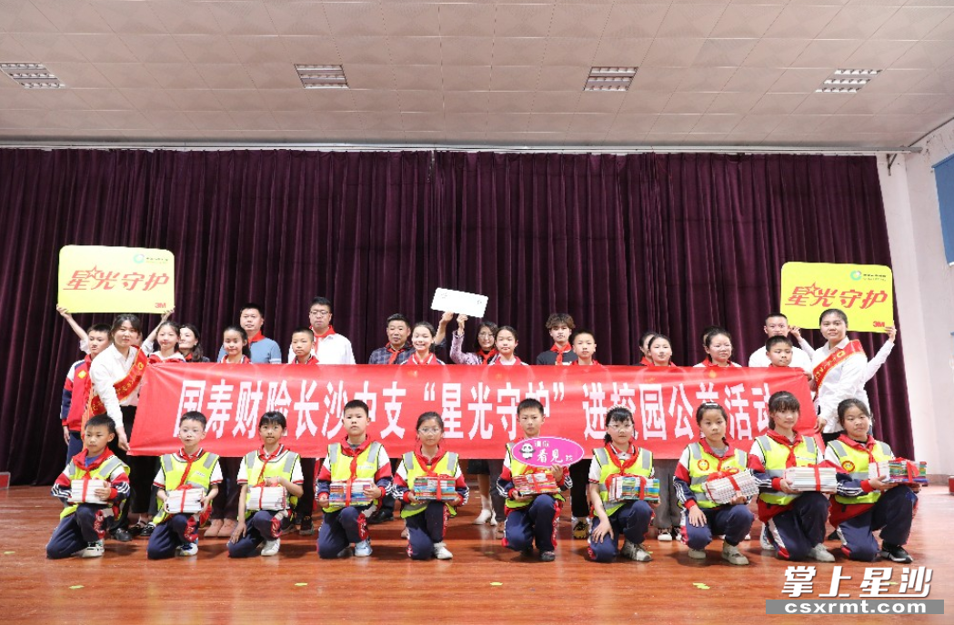中国人寿财险公司向印山小学捐赠书籍。