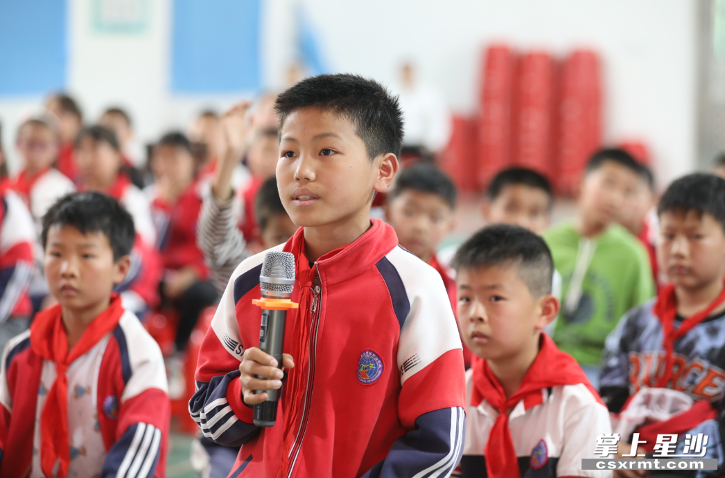 学生回答安全知识问题。
