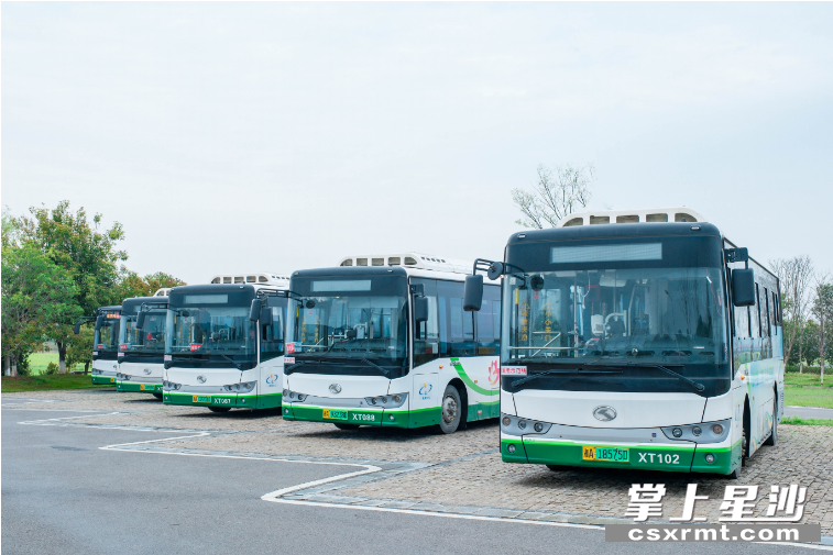 田汉文化园起始站，公交车等待发车中。
