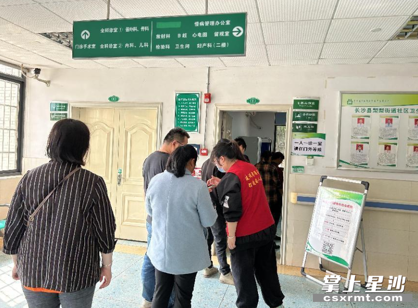 医务志愿者为前来体检的从业人员进行“导航”。 县卫健局供图