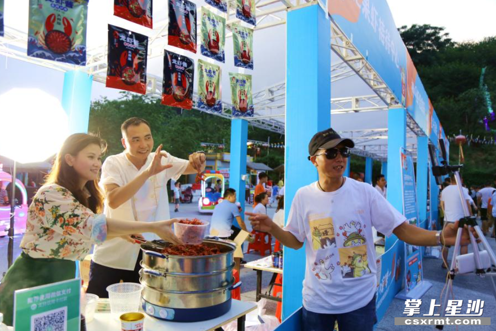 龙虾节上，商家进行视频直播带货。