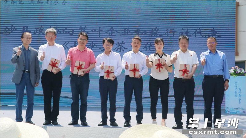 赠书现场。 赠书现场。