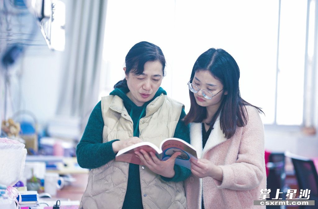 星沙中学老师李萍和陈阳正在交流学生课后作业设计。章帝 摄