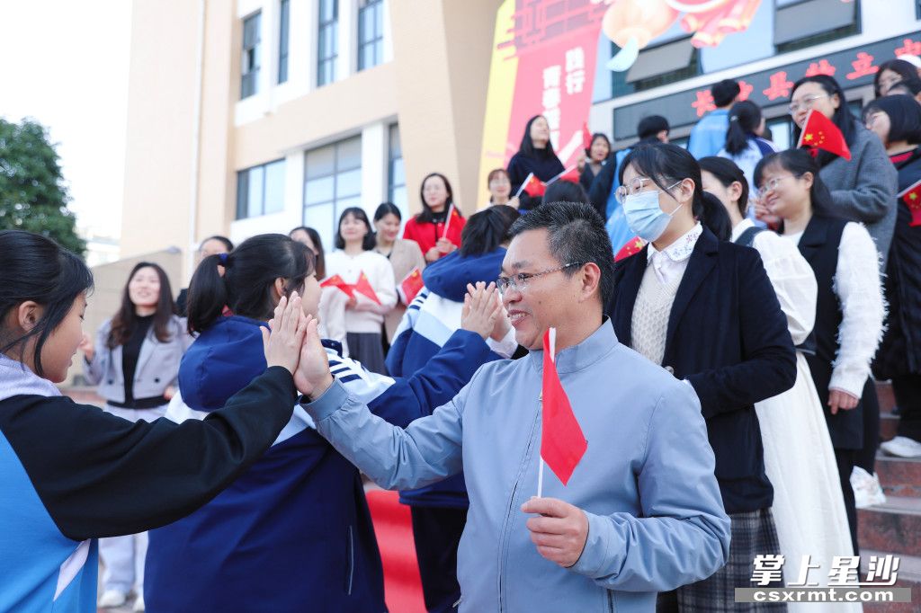 在特立中学成长礼活动中，校长杨异德为初三学子中考加油鼓劲。李杰 摄
