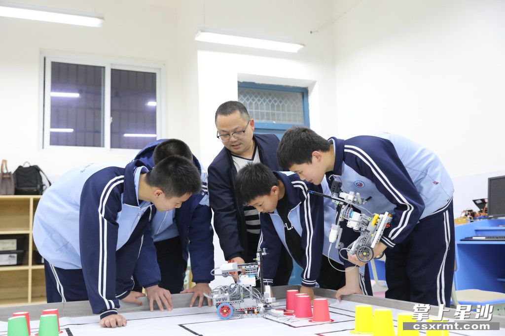 特立中学信息中心主任罗斌在课后服务中教学生做科技实验。李杰 摄