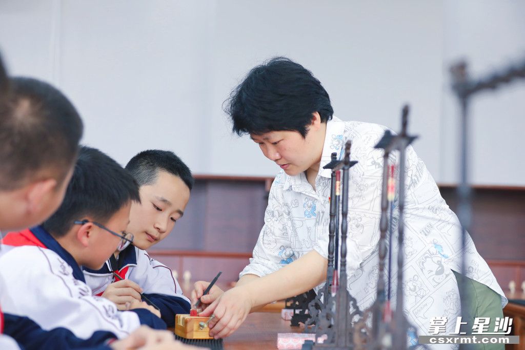 松雅湖中学美术老师范江在课堂上教学生篆刻。李杰 摄
