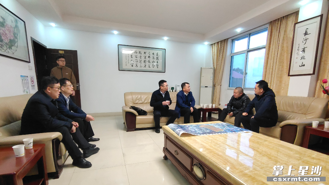 继上次广州叙谈后，北山镇迎回了多位乡友企业家，与杨健强、杨坤新、鲁岳雷、刘青山等四位董事长在北山再次相聚，共商合作发展大计。