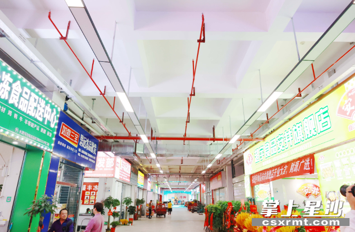 在水渡河市场冻品区，许多商户已经开门营业，一派红火。