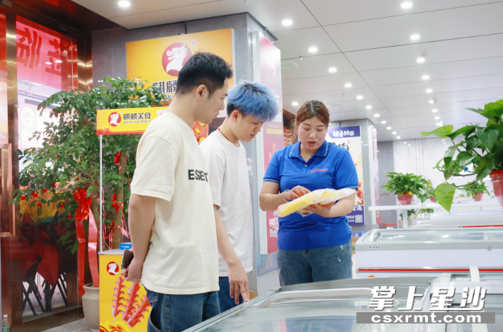 在长沙邦成食品有限公司，工作人员正耐心给顾客介绍冻品的来源、配料表。
