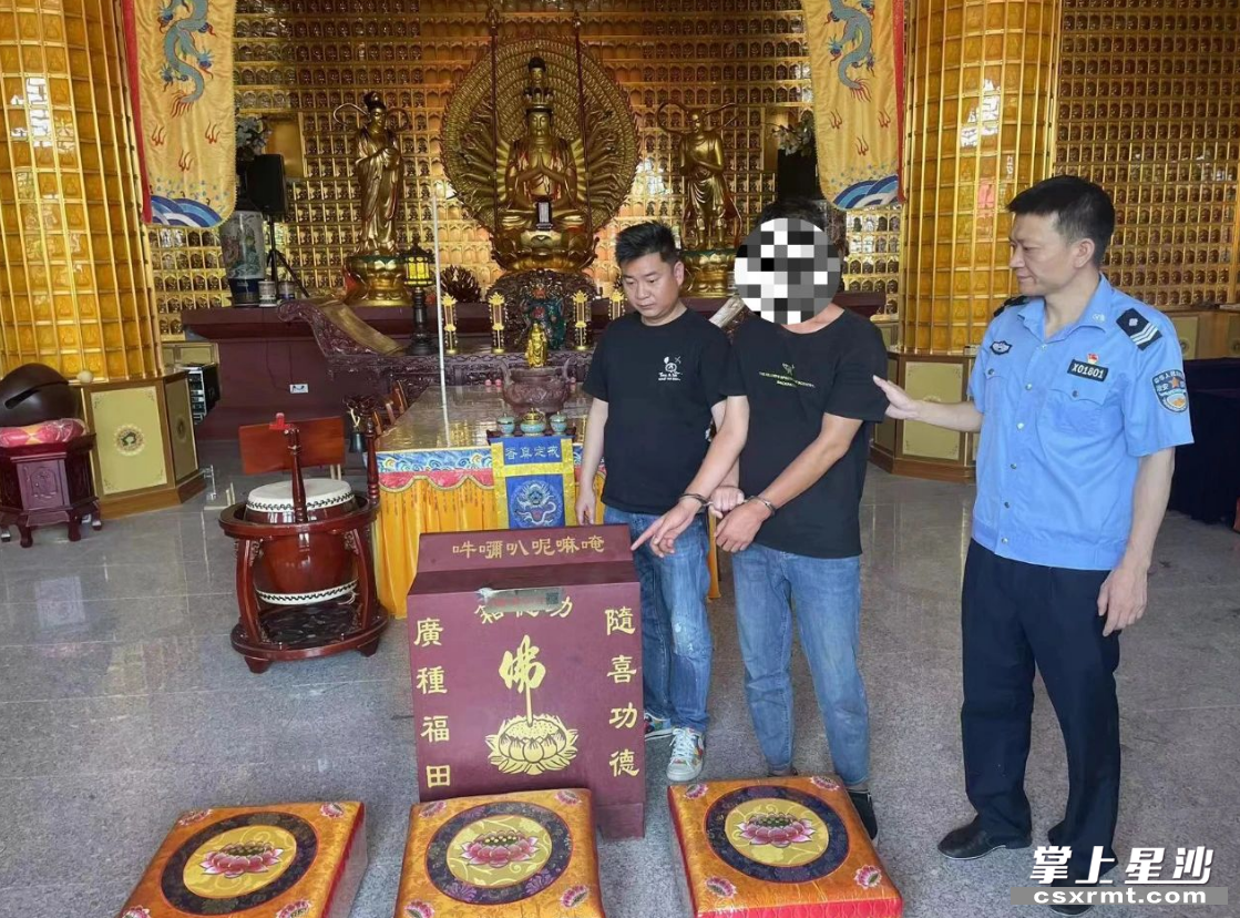 图为办案民警带犯罪嫌疑人韦某指认犯罪现场. 县公安局供图