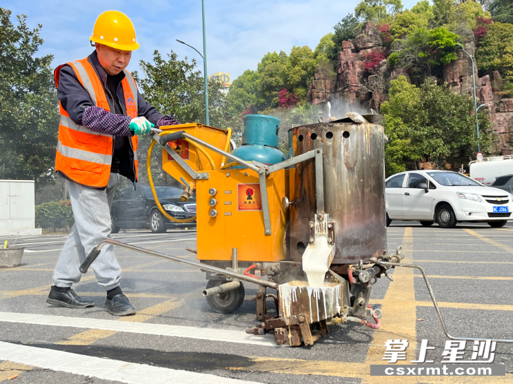 施工人员正在画停车线。 杨梅冲社区供图