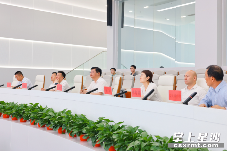 付旭明在长沙县大数据中心智慧城市指挥运营中心,详细了解信息时空云平台、视频超融合平台、数据融合平台等项目建设情况及应用成效。均为曾诗怡 摄 付旭明在长沙县大数据中心智慧城市指挥运营中心,详细了解信息时空云平台、视频超融合平台、数据融合平台等项目建设情况及应用成效。均为曾诗怡 摄