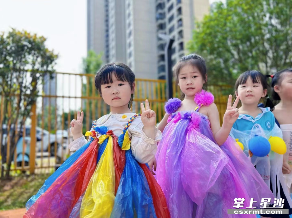孩子们穿上用塑料袋做的服装。均为 幼儿园 供图