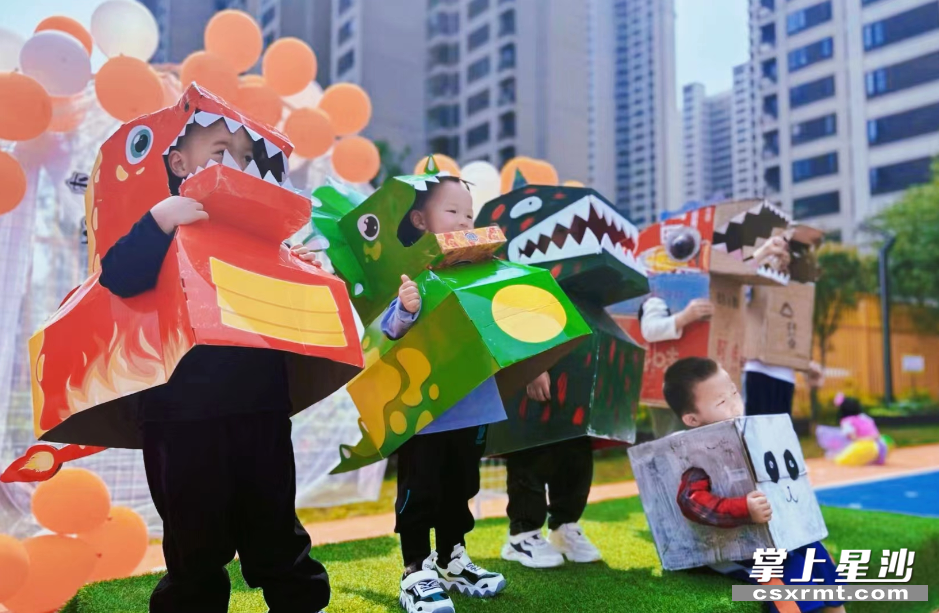孩子们穿上用纸盒子做的服装。