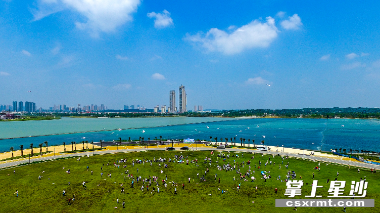 图为在松雅湖畔放飞风筝。县文旅局 供图