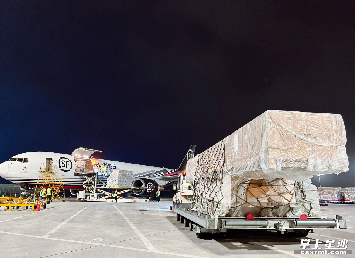 机场物流首次保障长沙至中东大型航材配件空运出境