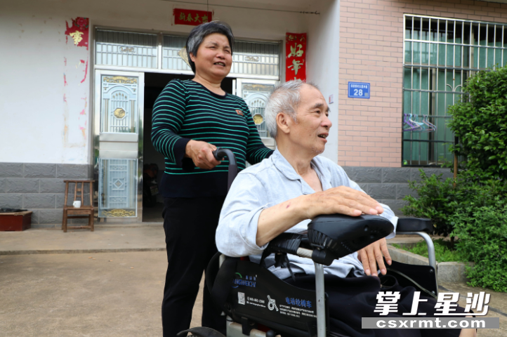 图为黄桂英推着大伯哥文佑存出门散步。均为阮霖浩 摄